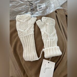 JOIE Fingerless gloves. Porcelain color.